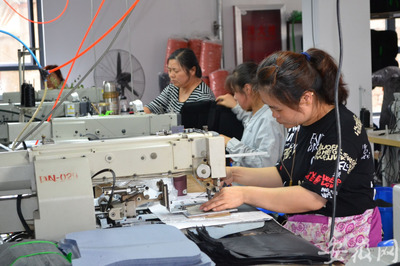 定遠(yuǎn)“謀篇布局”助力扶貧攻堅，箱包銷售助10余萬人摘“貧困帽”